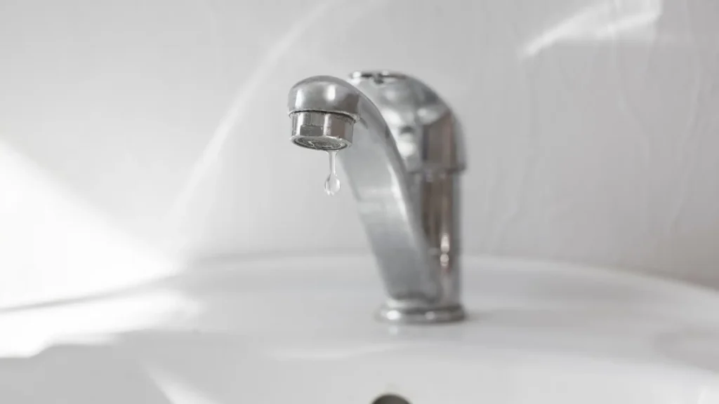 Cieknaca spluczka i awaria kranu – czy naprawy hydrauliczne zawsze wymagaja wezwania fachowca 1024x576